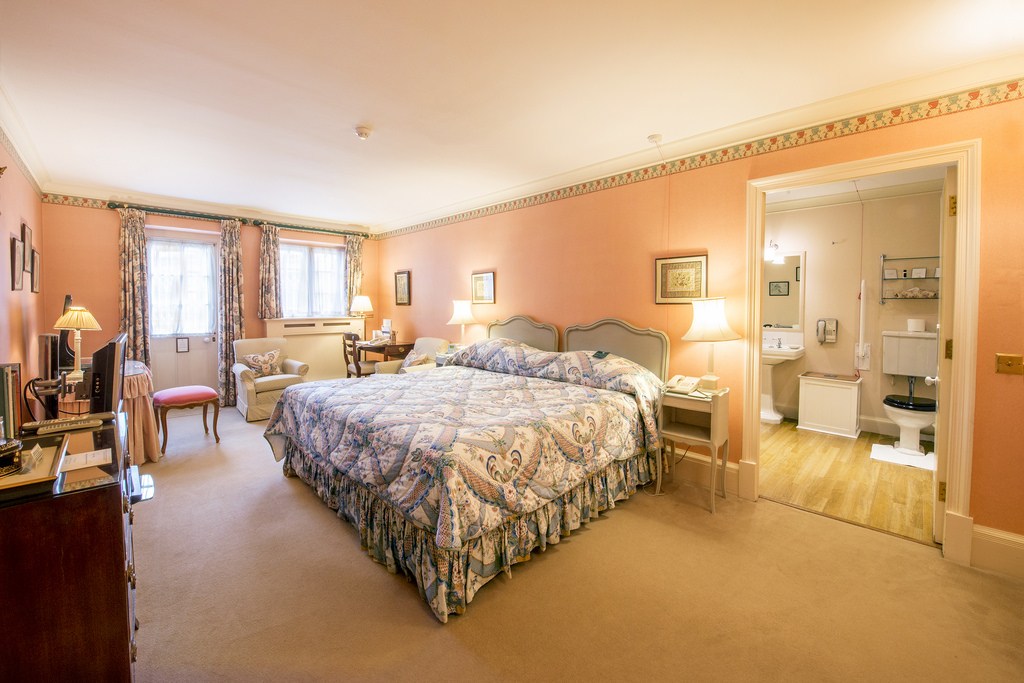 Classic double bedroom in Hartwell House
